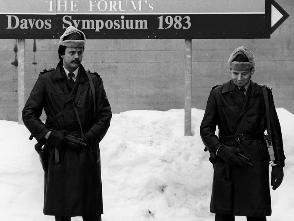 Zwei Polizisten beim Einsatz am European Management Symposium 1983