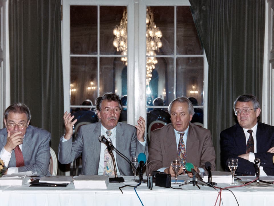 Bundesräte Jean-Pascal Delamuraz, Rene Felber, der Vizekanzler Achille Casanova und Arnold Koller (von links nach rechts) 