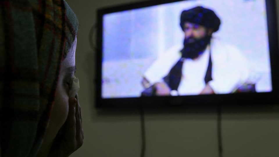 Mädchen sieht Ansprache des afghanischen Bildungsministers