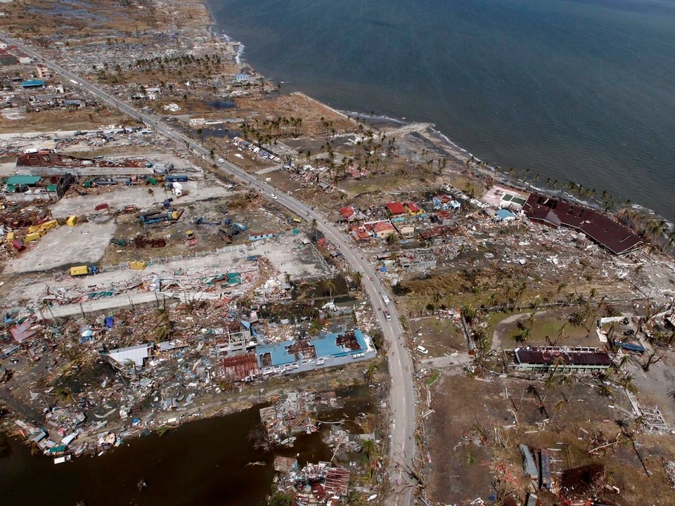 Luftbild von Tacloban nach dem Wirbelsturm, einer Küstenstadt, die nun von Zerstörung geprägt ist. 