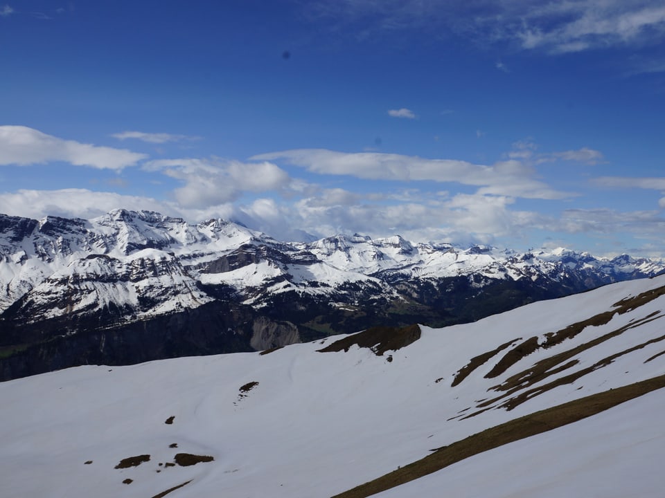 Blick auf eine Berglandschaft mit schneebedeckten Hügeln.