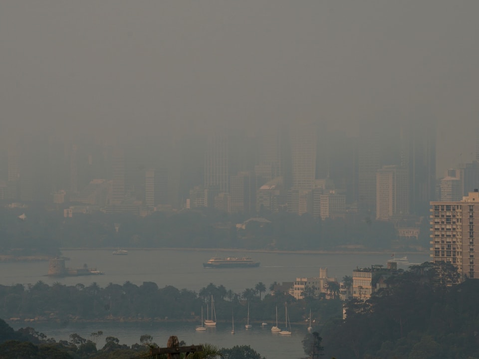 Hafen von Sydney im Dunst des Rauchs.