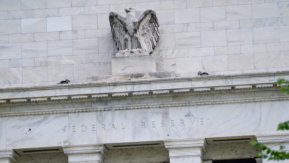 Adlerskulptur an der Fassade des Federal-Reserve-Gebäudes.