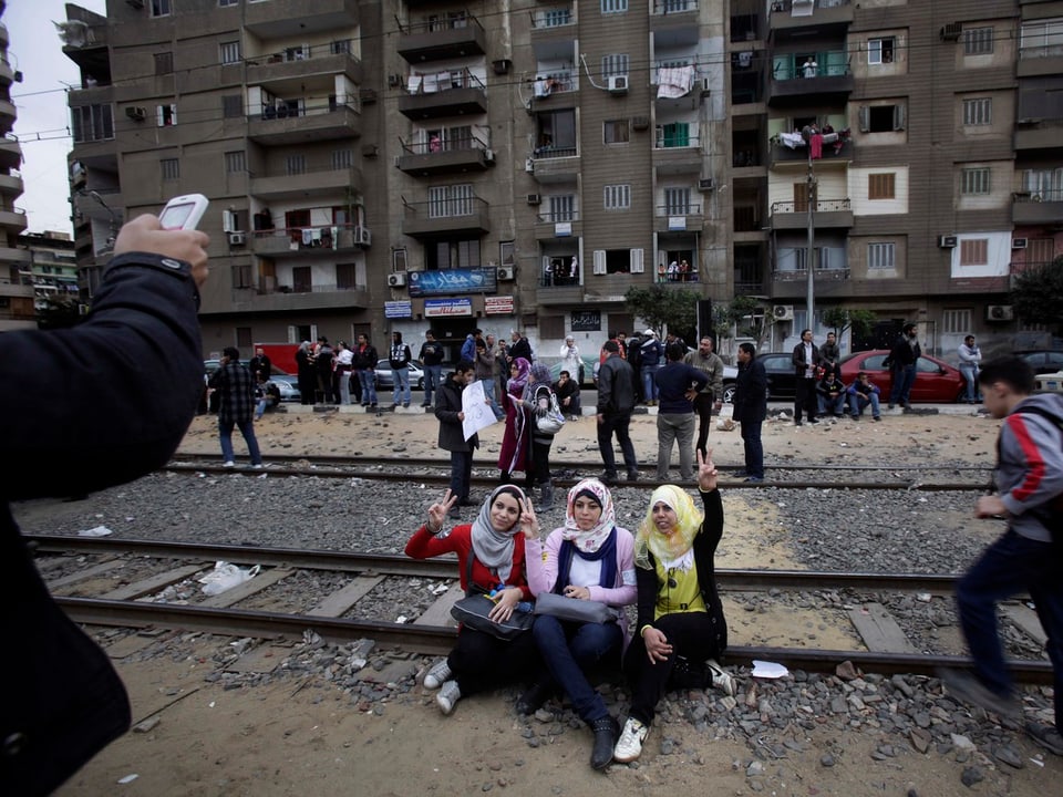 Ägyptische Demonstrantinnen posieren für ein Foto 