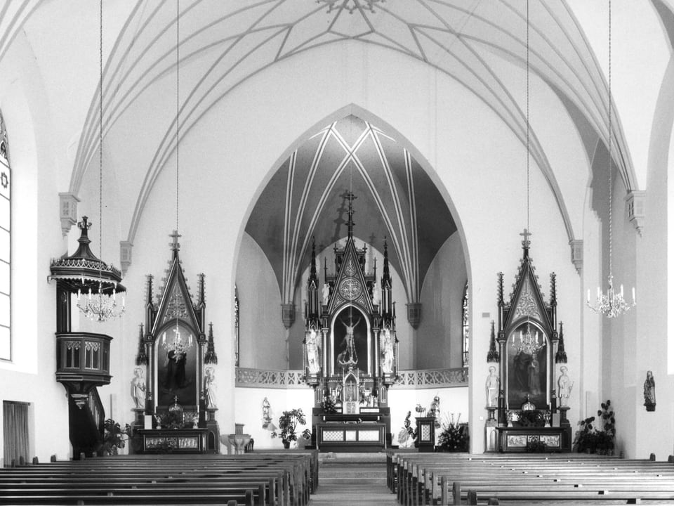 Innenansicht der Pfarrkirche um 1970.