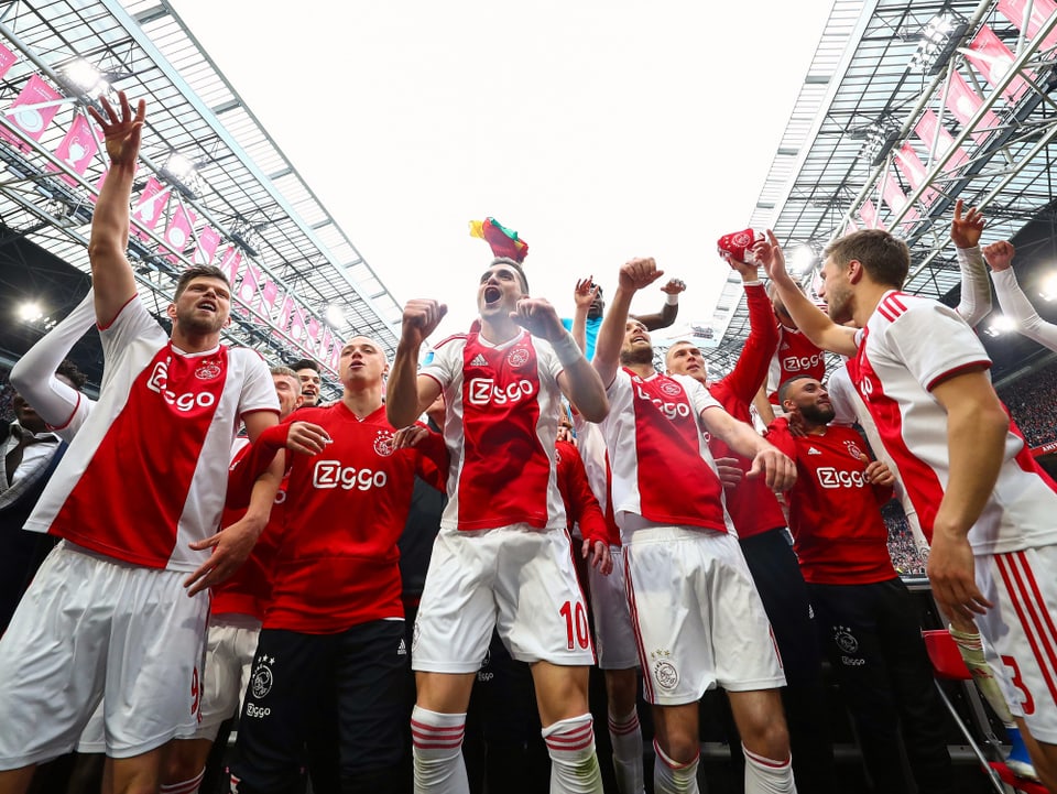Ajax-Spieler jubeln