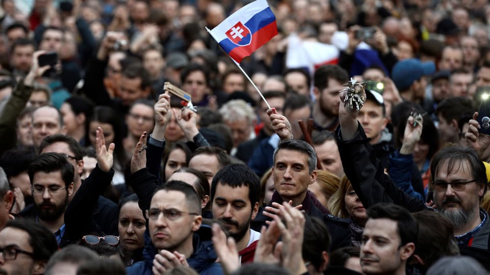 Demonstrantenmenge mit slowakischer Fahne.