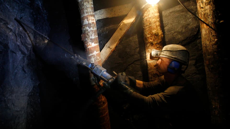 Ein Bergbauarbeiter baut in einer tschechischen Mine Uran ab.