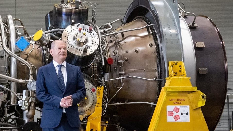 Olaf Scholz vor der Gas-Turbine im Siemens-Werk.