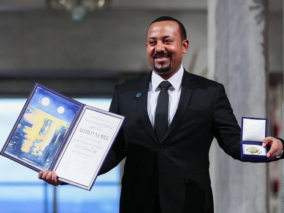 Äthiopiens Ministerpräsident Abiy Ahmed mit der Auszeichnung.
