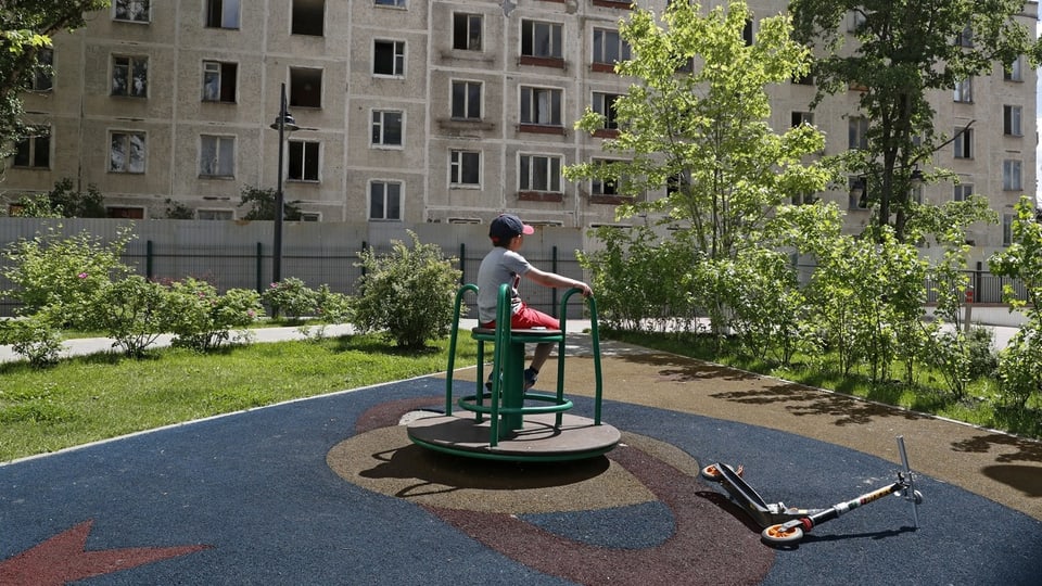 Kind auf einem Spielplatz