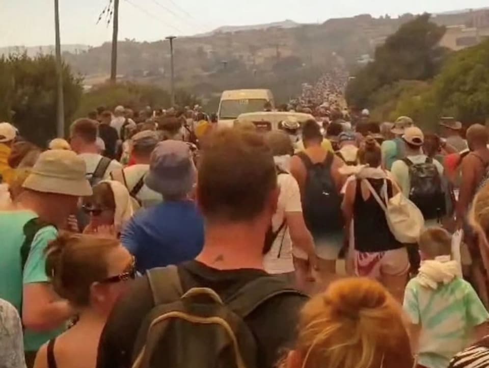 Menschen warten auf Evakuierung