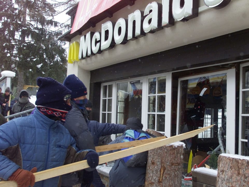 Anti-WEF-Demonstranten zerstören McDonald's-Filiale in Davos.