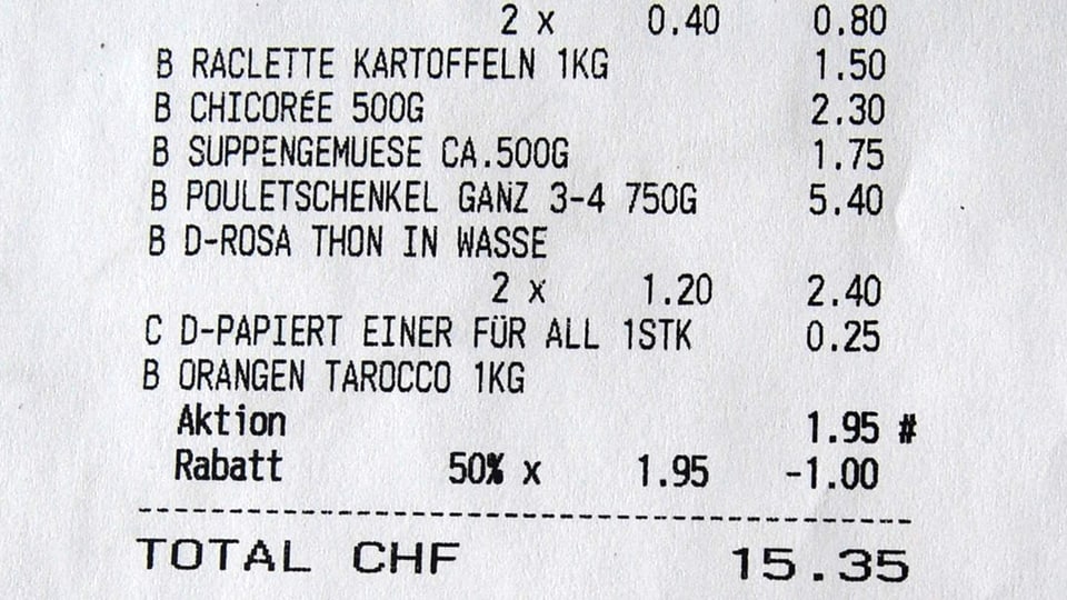 Zu sehen ist ein Kassenzettel. Aufgeführt sind die Einkäufe: Kartoffeln, Chicorée, Suppengemüse, Pouletschenkel, Thon, Orangen. Total 15.35 Franken.