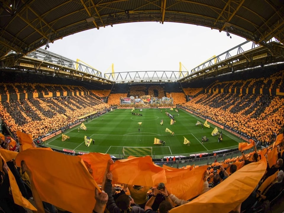 Die Dortmunder Fans würdigen ihr Stadion mit einer Choreographie über alle Tribünen.