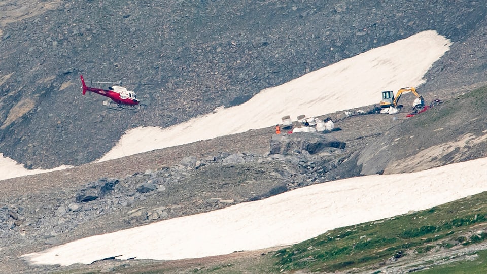 Helikopter, Schnee und Einsatzkräfte am Berg