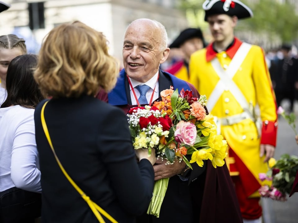 Alt-Bundesrat Ueli Maurer wird mit vielen Blumen beschenkt.