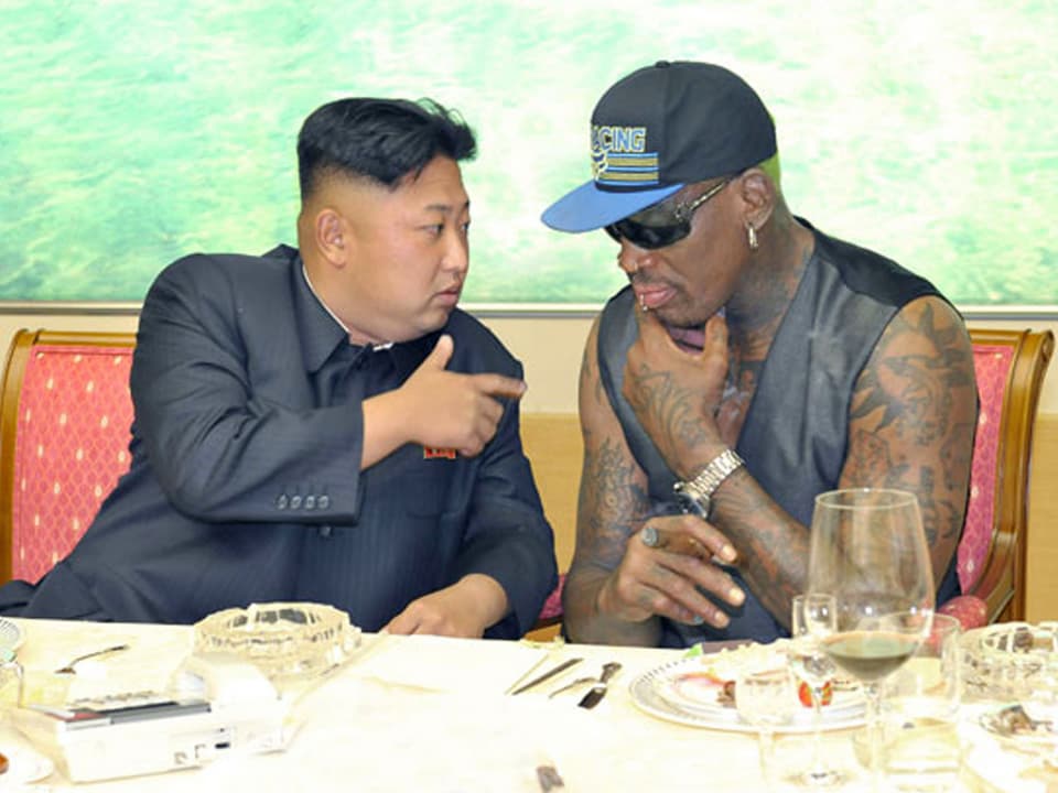 Kim Jong Un und Dennis Rodman diskutieren. 