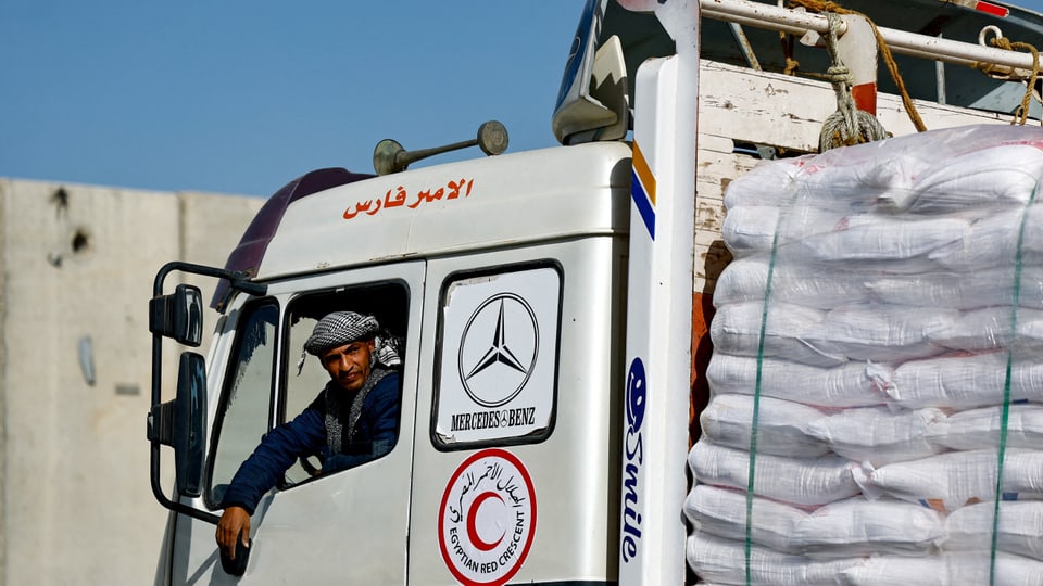 Hilfslastwagen kommen aus Ägypten auf dem Weg nach Gaza am Grenzübergang Kerem Shalom