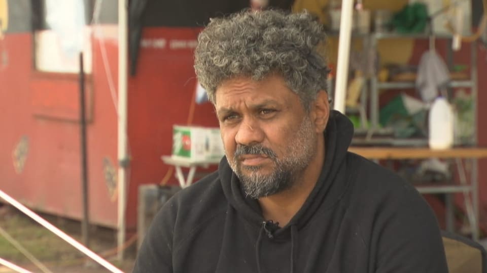 Murriguel Coe gibt ein Interview in der Zelt-Botschaft der Aborigines in Canberra