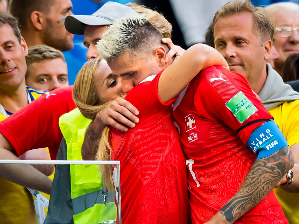Lara Gut tröstet Valon Behrami nach dem Ausscheiden der Schweiz an der Fussball-WM.