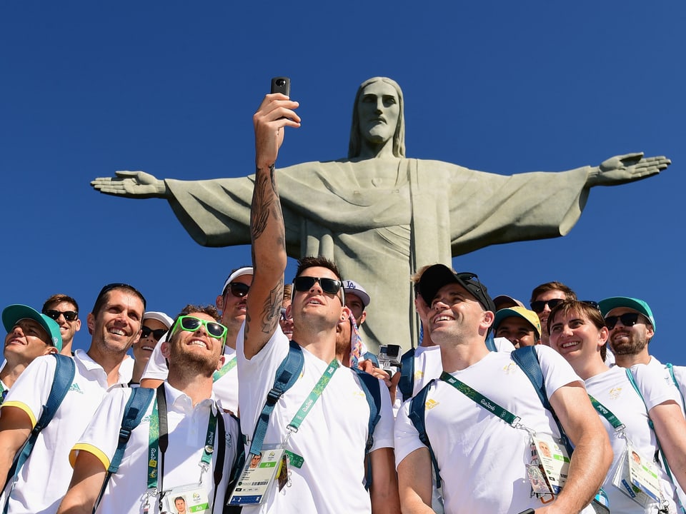 Das australischen Landhockey-Team macht ein Selfie vor der Christus-Statue 