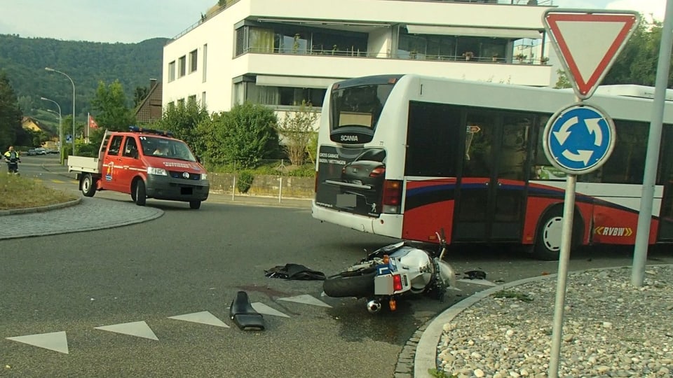 Töff liegt am Boden neben einem Schild "Kein Vortritt". Daneben der Linienbus. 