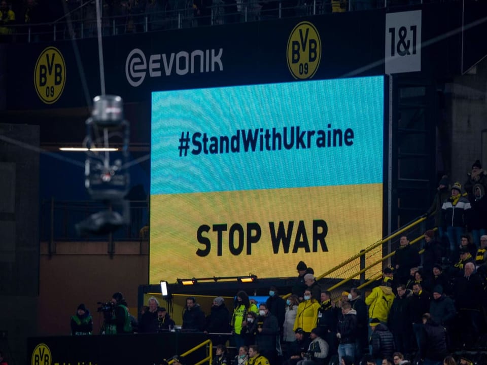 Einer der Steine des russischen Anstosses Auf der Anzeigetafel wurde während der Partie BVB-Leipzig zur Beendigung des Kriegs aufgerufen.