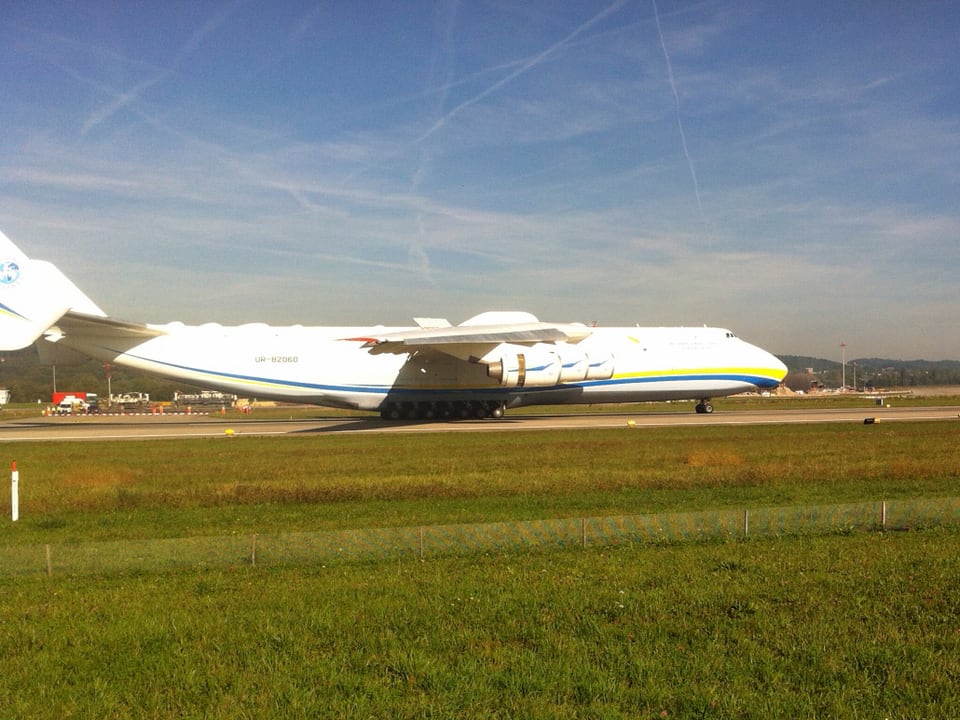 Die Antonov An-225 auf der Landebahn