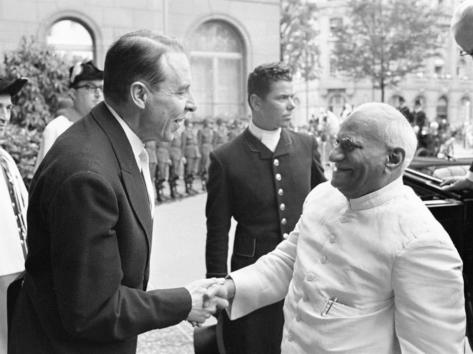 Bundesrat Hans Peter Tschudi begrüsst den indischen Staatspräsidenten V. V. Giri