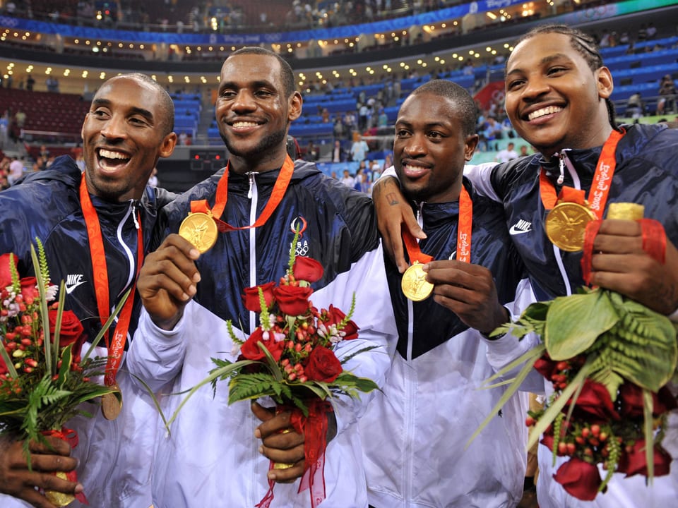An der Seite von LeBron James, Dwyane Wade und Carmelo Anthony präsentiert Bryant 2008 in peking ihre Goldmedaillen.