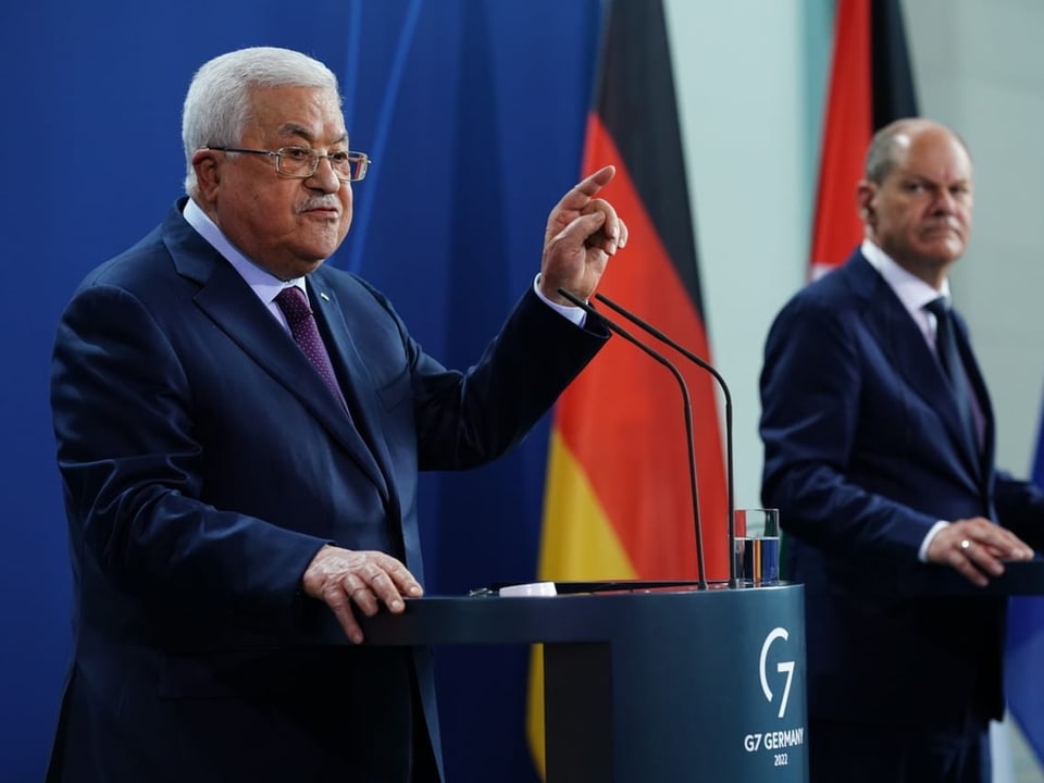 Palästinenserpräsident Mahmud Abbas und Bundeskanzler Olaf Scholz an der Pressekonferenz.