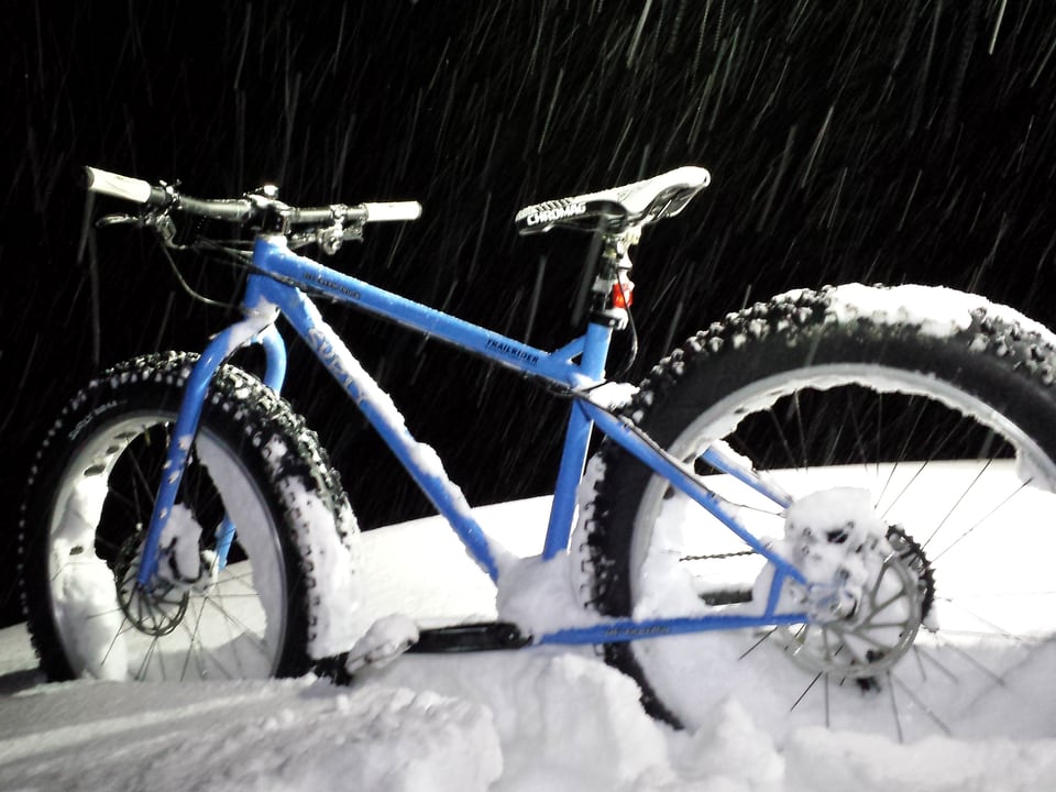 Bei einem normalen Velo würde sich das Rad im Schnee eingraben. 