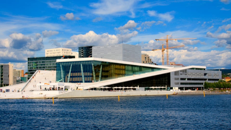 Blick auf das neue Opernhaus in Oslo. Es liegt direkt am Oslofjord.