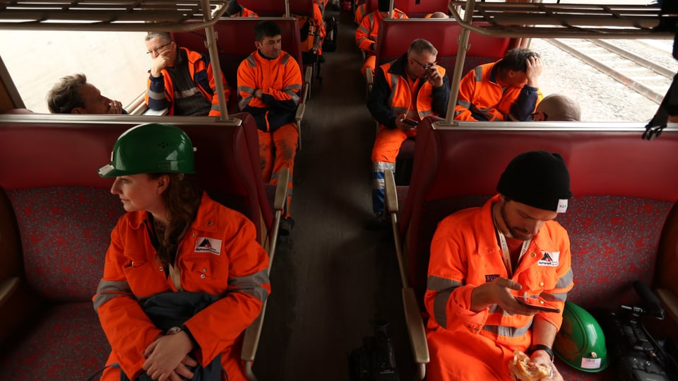 Das «Team Torpedo» im Zug durch den Gotthard-Basistunnel.