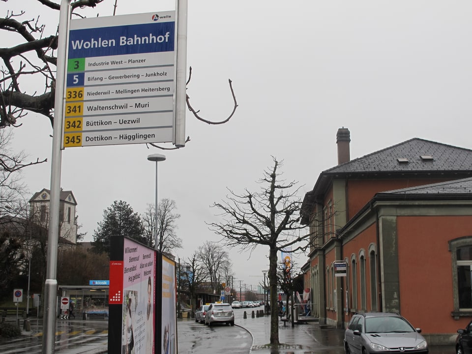 Bahnhof Wohlen mit Haltestellen-Schild der Busbetriebe