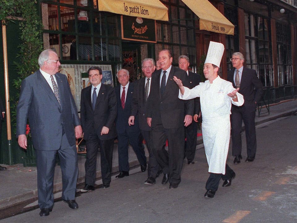 Spitzenkoch Jean Paul Lacombe führt die G7-Spitzenpolitiker im französischen Lyon zu Tisch: v.l.n.r. Helmut Kohl, Romano Prodi, Viktor Chernomyrdin, Jacques Santer, Jacques Chirac, Bill Clinton und John Major. (keystone)