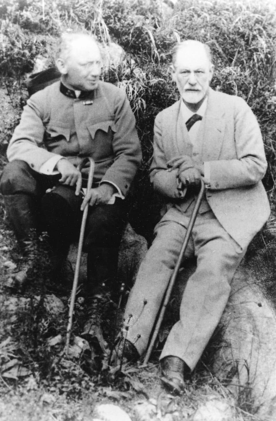 Freud in einer undatierten Aufnahme mit einem seiner Schüler.