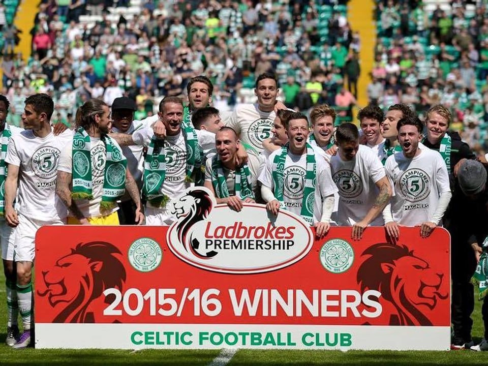 Celtic jubelt vor einem Schild mit der Aufschrift "2015/16 Winners"