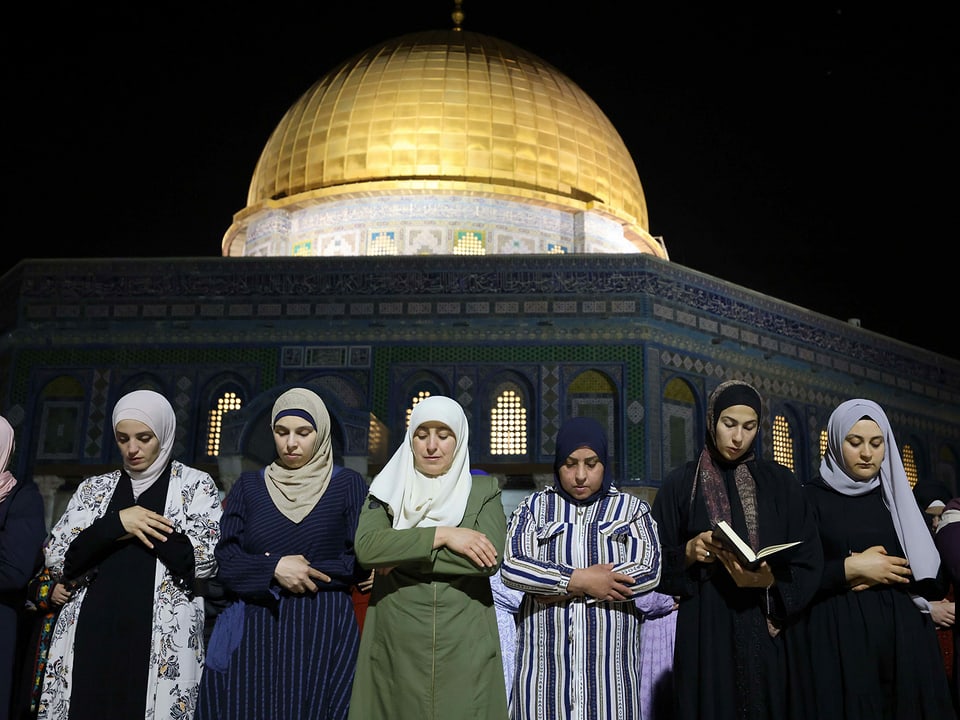 Palästinenserinnen beten vor einer Moschee.