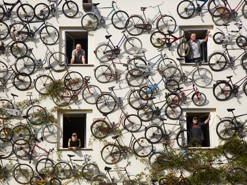 Ein Haus voller Fahrräder in Berlin.