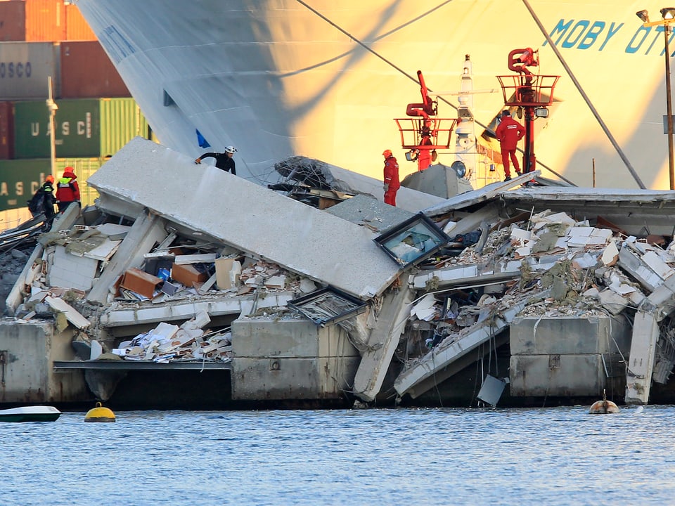 Die Trümmer des eingestürzten Kontrollturmes in Genua.