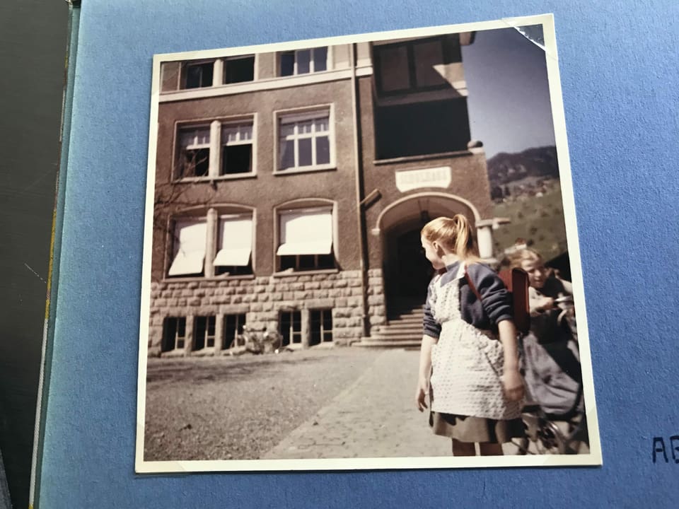 Mädchen vor dem Schulhaus.