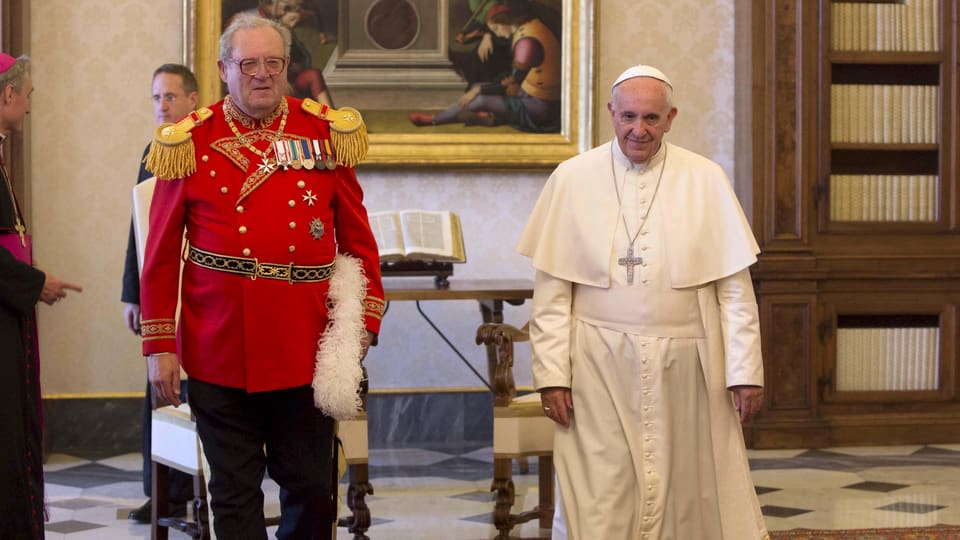 Papst Franziskus und Matthew Festing in den Räumlichkeiten des Vatikans.