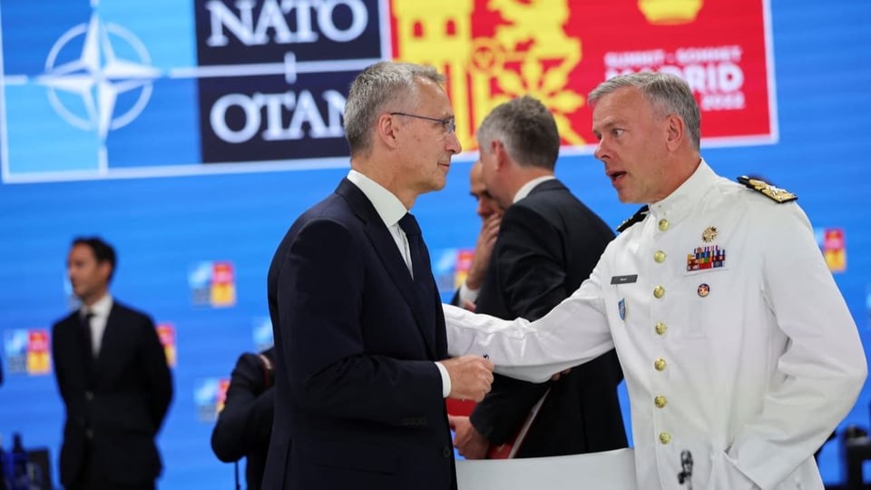 Der Vorsitzende des Nato-Militärausschusses, Admiral Rob Bauer und Nato-Generalsekretär Jens Stoltenberg 