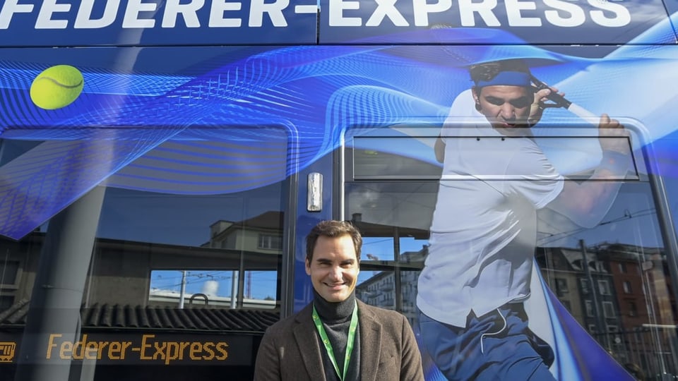 Roger Federer posiert vor einem Tram der BVB mit der Aufschrift «Federer-Express»