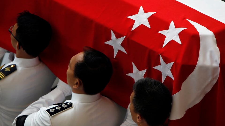 Militärangehörige tragen den Sarg des ehemaligen Staatsgründers Lee Kuan Yew auf ihren Schultern.