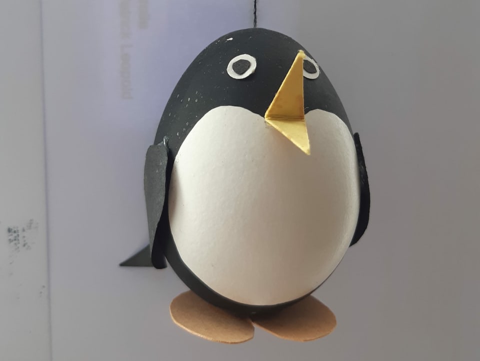 Ein Pinguin aus einem Ei.