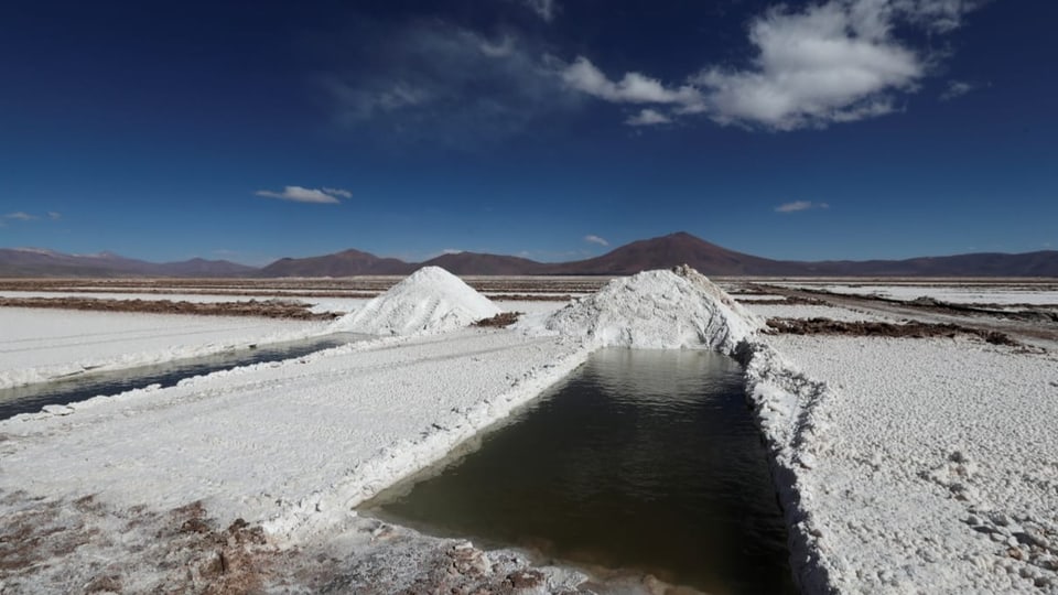 Ein Salzbecken zur Förderung von Lithium in Argentinien.