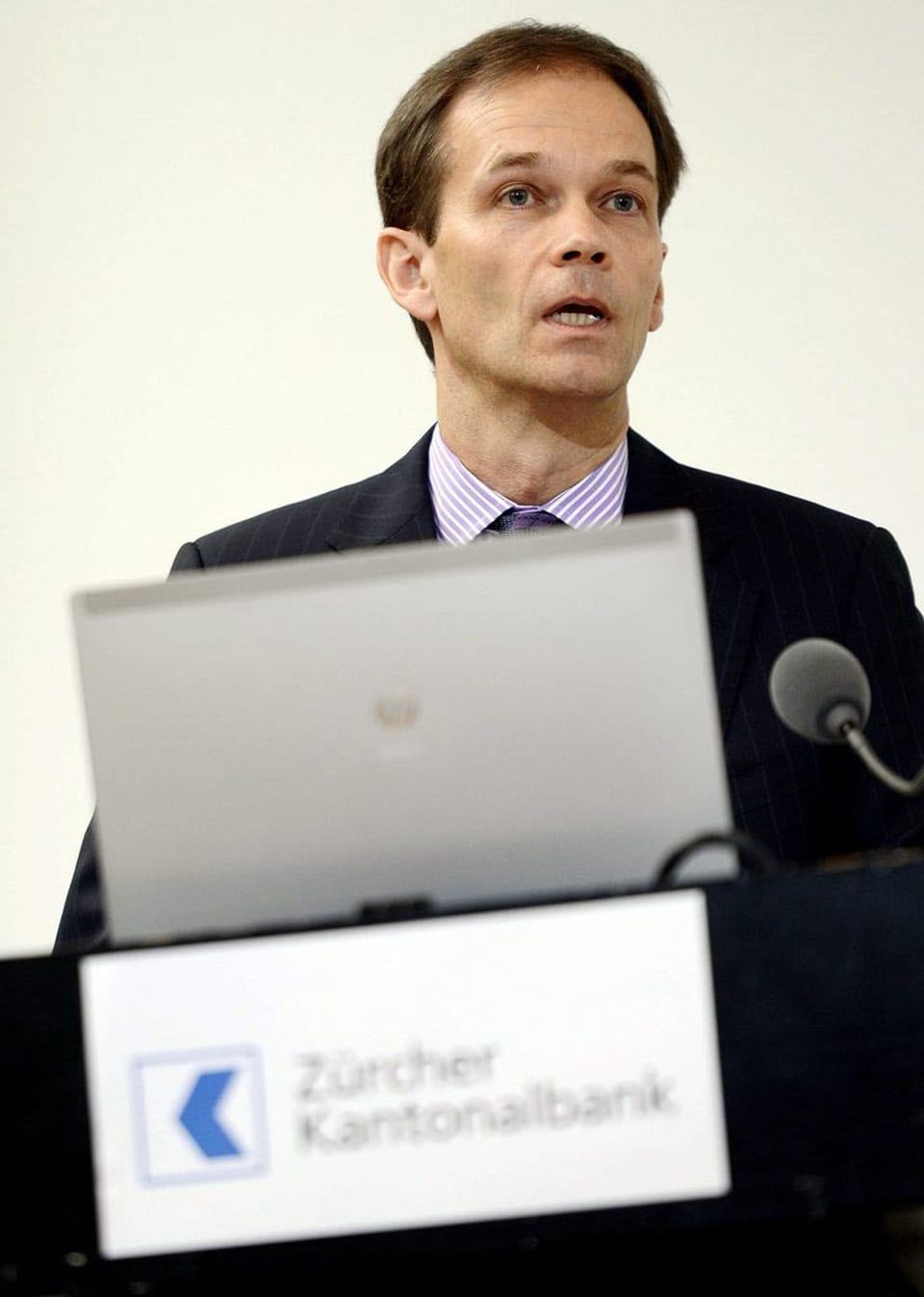 CEO der Zürcher Kantonalbank Martin Scholl am Rednerpult.